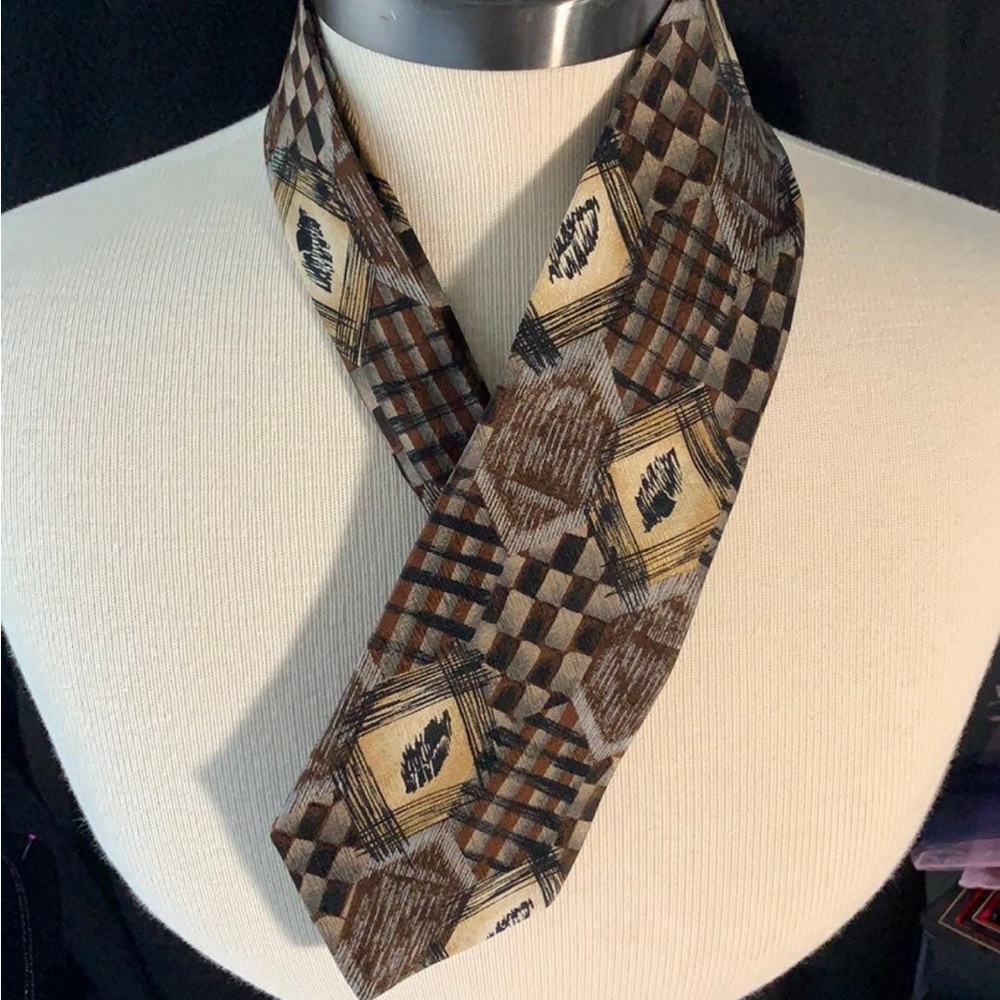 Vintage CC. Hughes brown black graphic pattern 100%silk tie